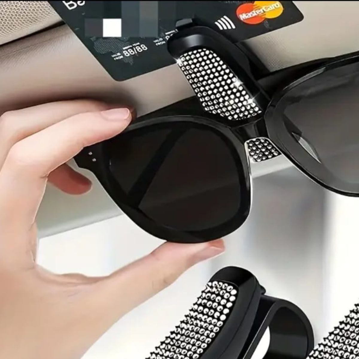 Soporte Gafas Moda para Visera autos con Pedrería y Clip para Boletos - Accesorio Interior para Automóvil. - Isopartes